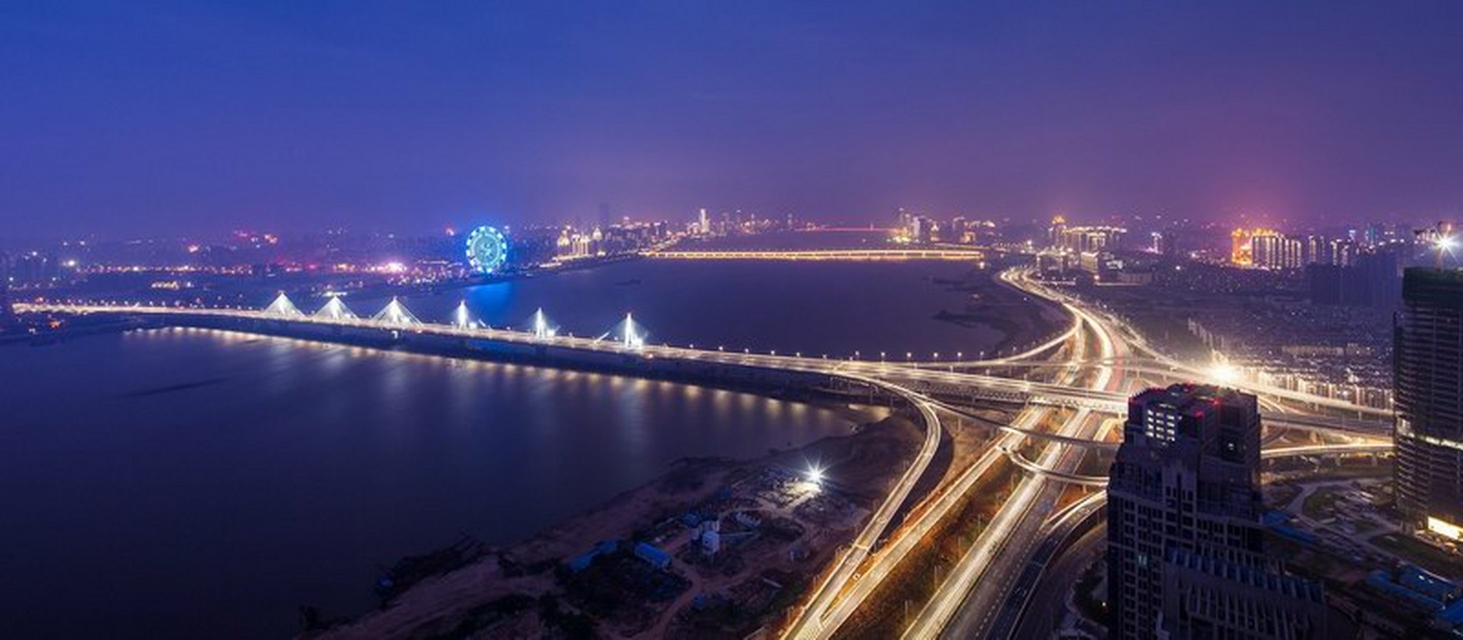 中国第一座双层立体分流城市公路大桥——南昌市朝阳大桥