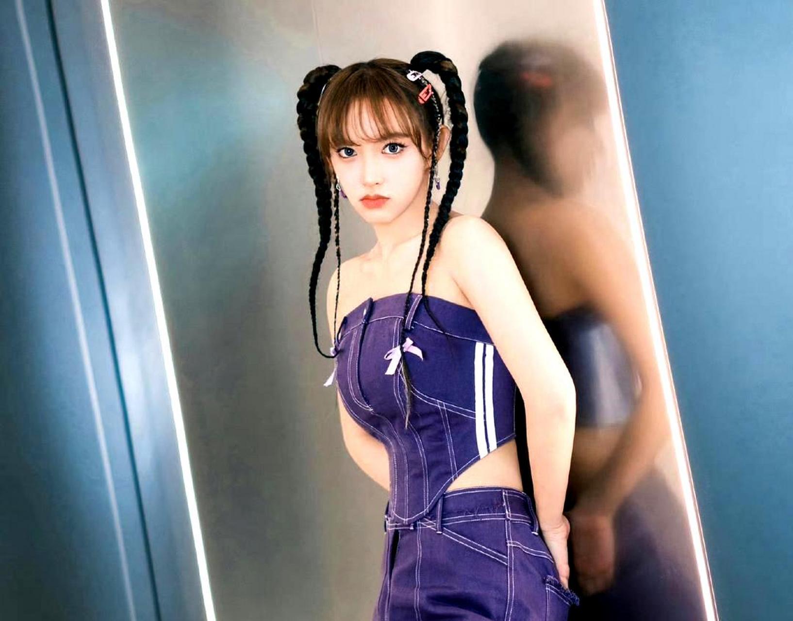 程潇穿着休闲装,扎着双马尾.