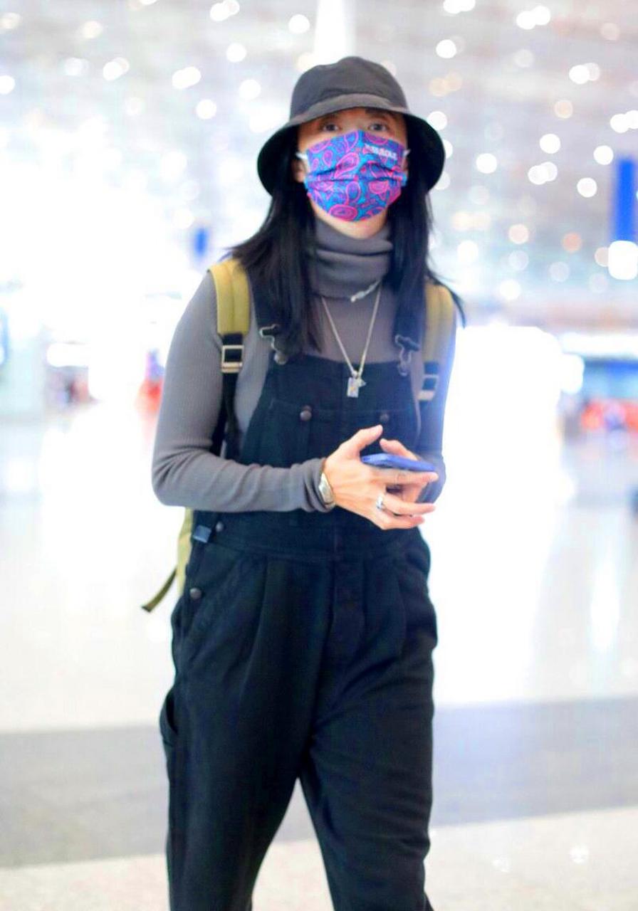 姚晨机场街拍,灰色高领打底衫搭配背带裤和渔夫帽,慵懒随性又很文艺