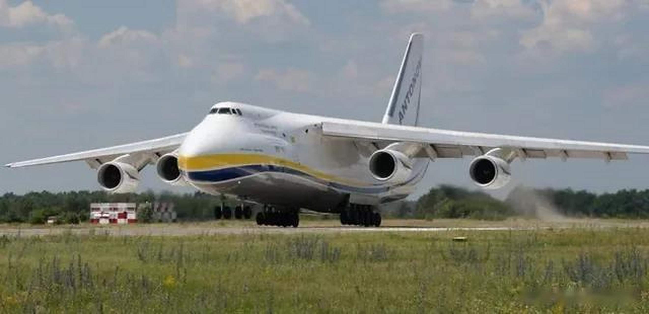 世界五大运输机,安225,载重量640吨,真的是难以想象,简直就是一个空中