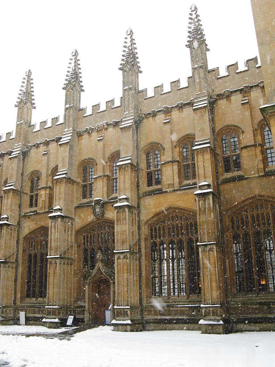 牛津大学的神学院是目前保存最古老的专门建造供大学使用的建筑.