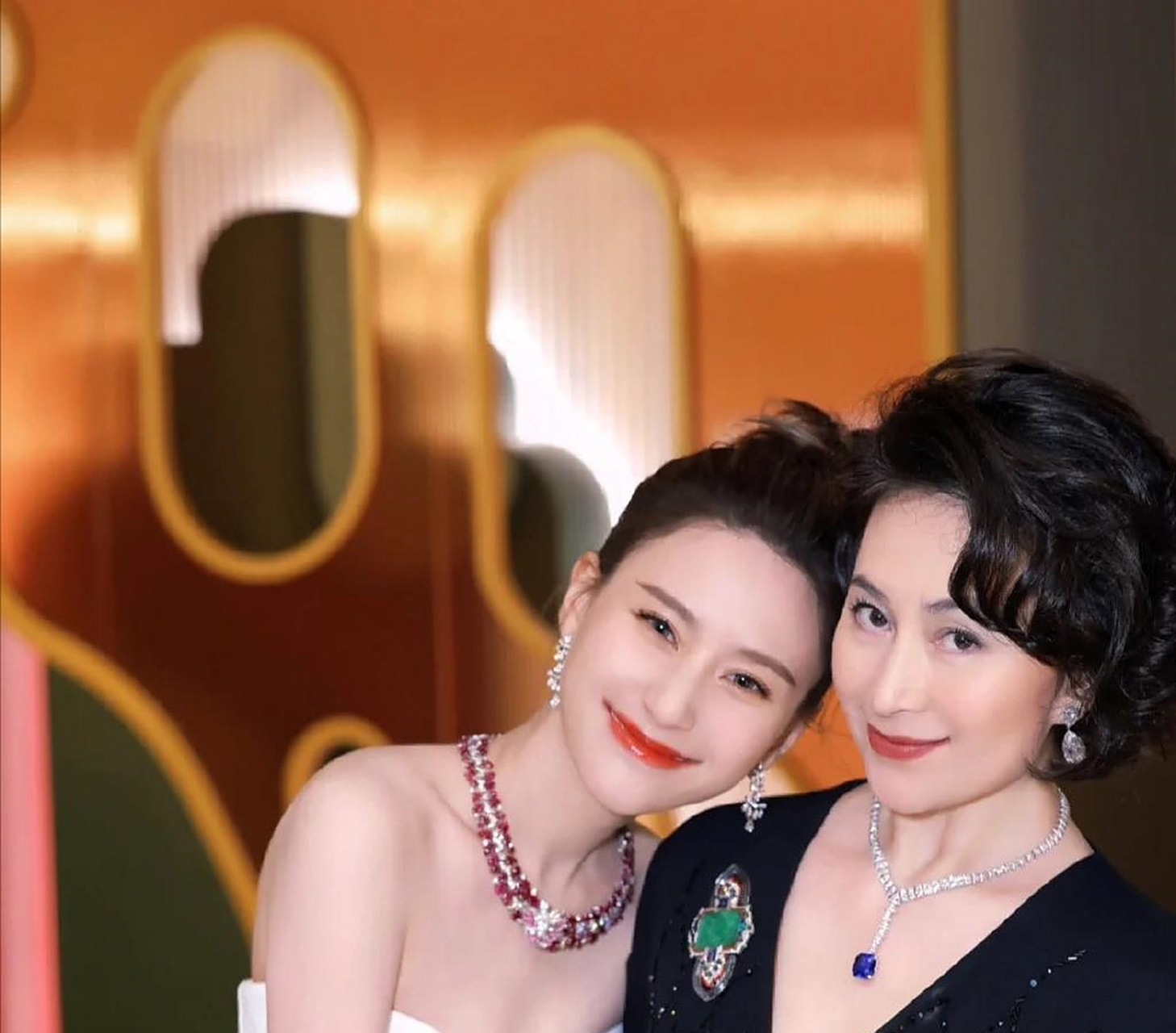 孟晚舟何超琼合影互让c位