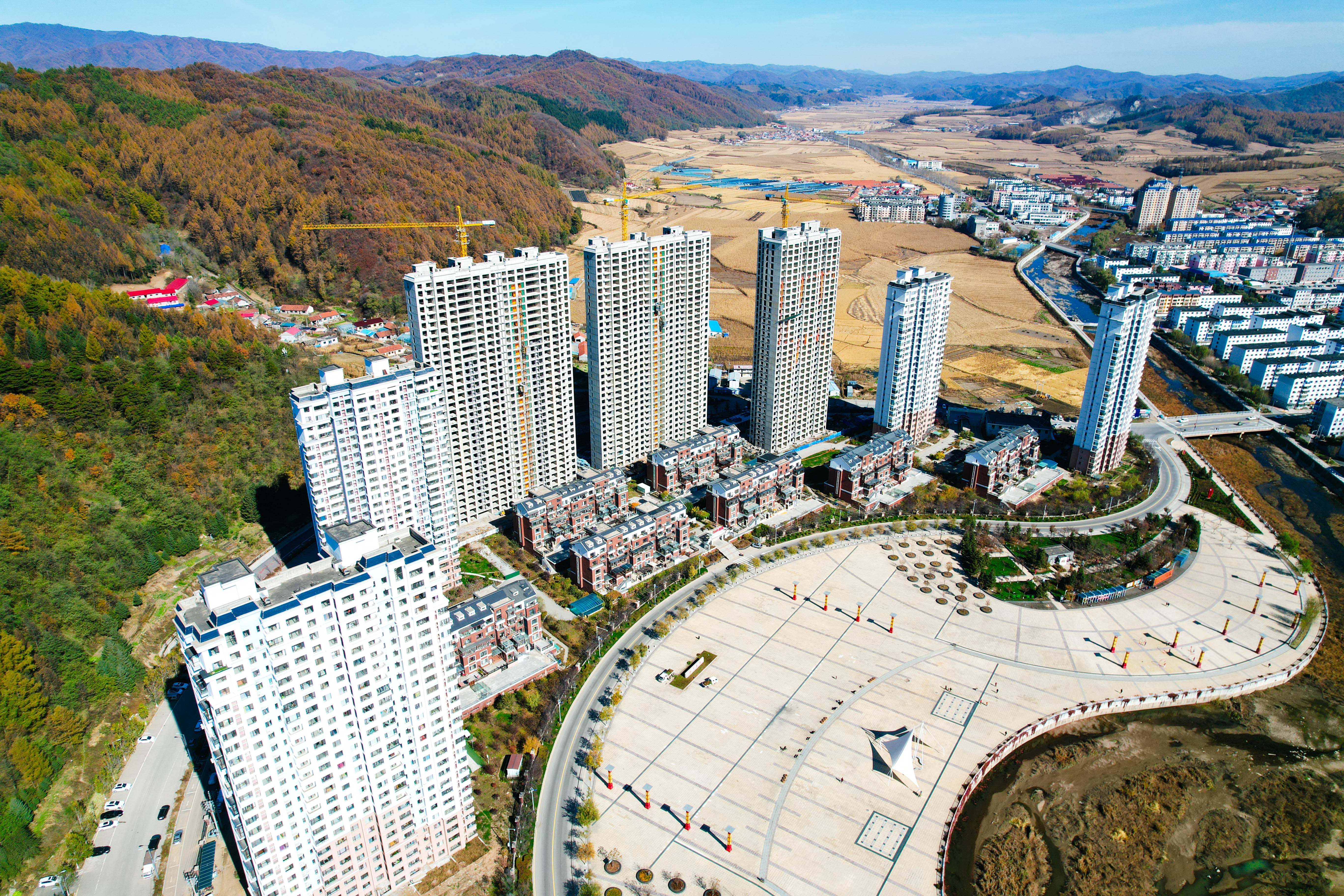 新宾满族自治县龙昇湖畔建设中 #振兴新突破辽宁杠杠滴# #贯彻二十大