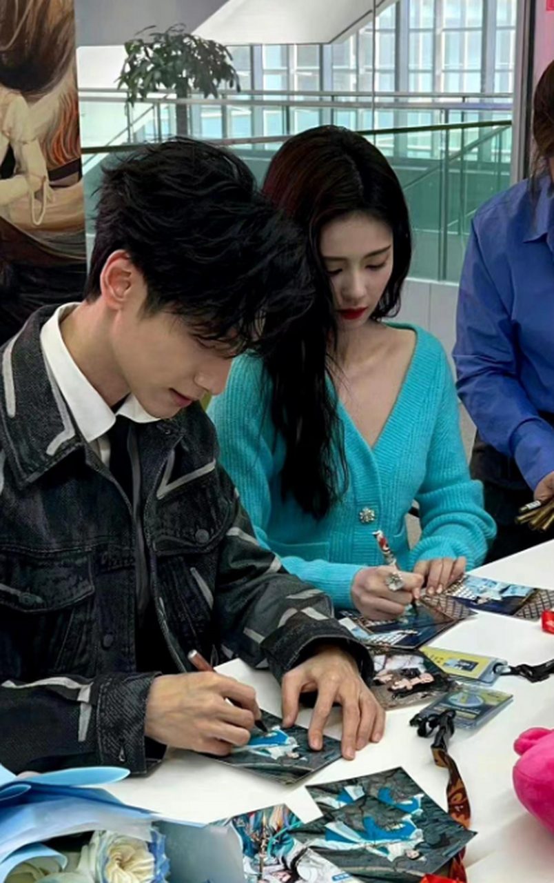 罗云熙白鹿长月烬明扫楼现场照,魔神和黎苏苏一起秀恩爱了.