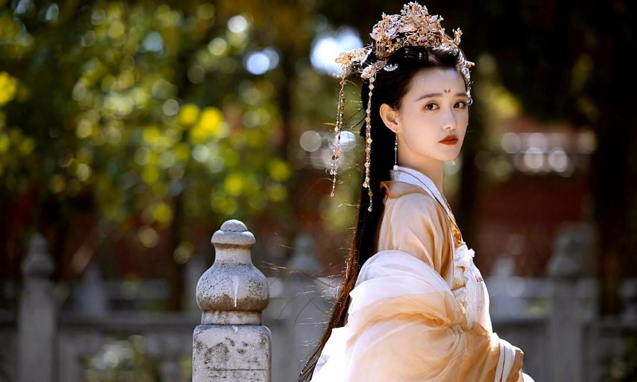 这位女士非常适合穿古装,她的古装造型非常美丽!