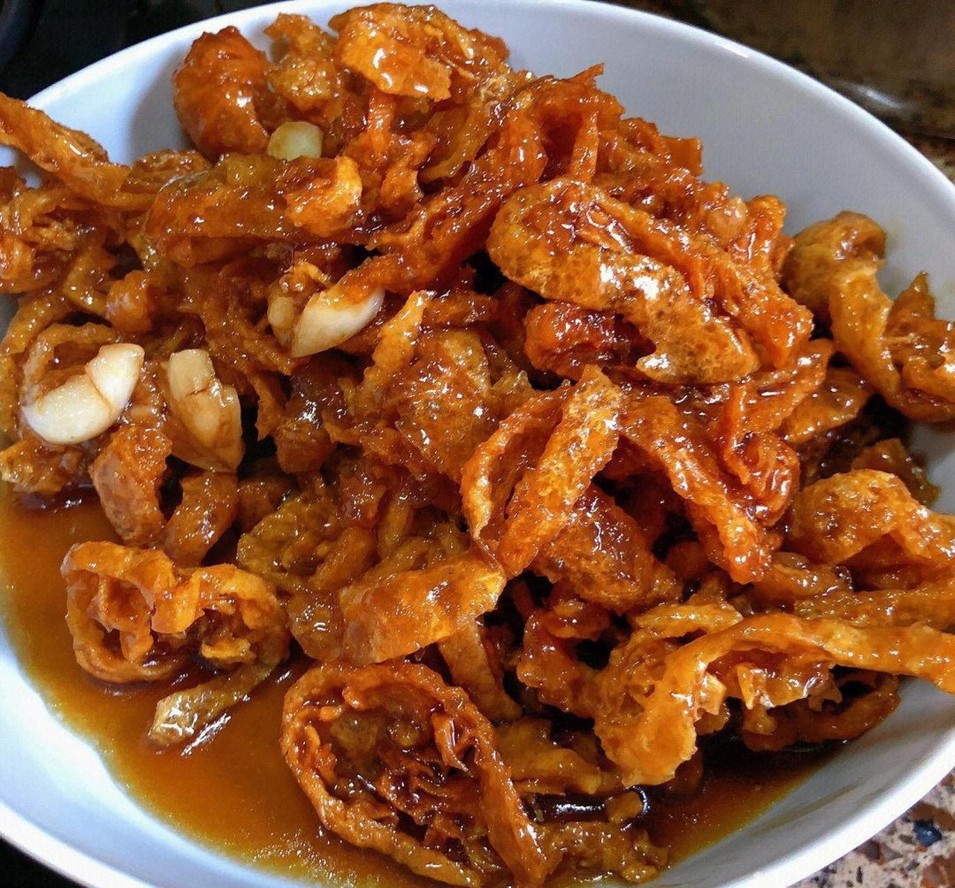 打卤面的糖醋面筋,准备:油面筋2-3个压扁切丝 蒜片 生抽醋糖水淀粉(薄