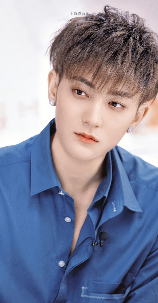 星闻#   黄子韬的多巴胺穿搭: 绿 白 蓝 黑 紫 粉 爱惨了!