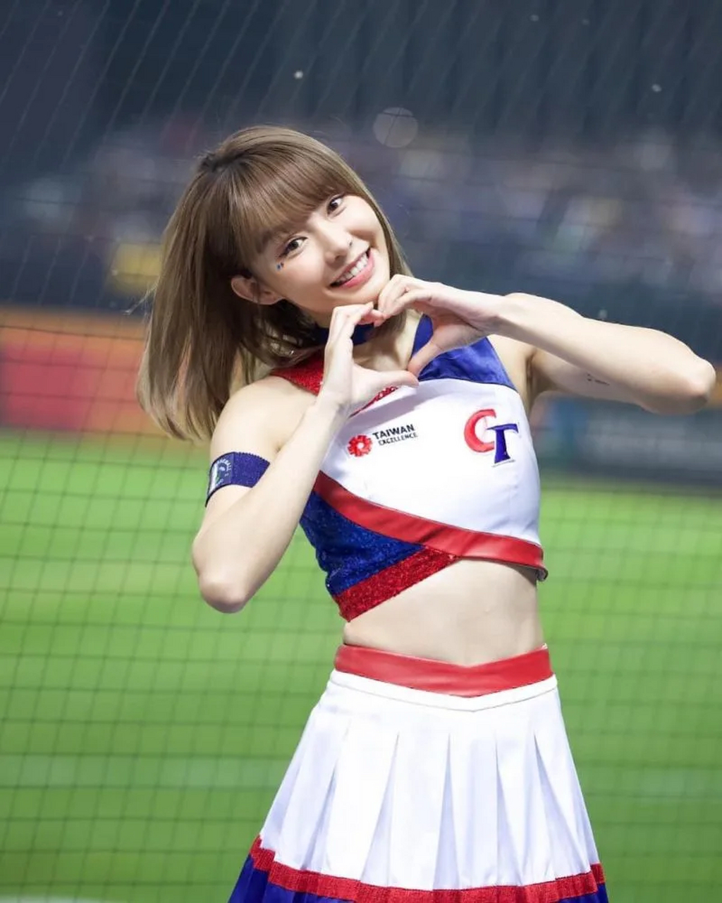 陈怡睿(yuri)拥有甜美五官,d罩杯好身材,被誉为颜值最高的啦啦队女孩.