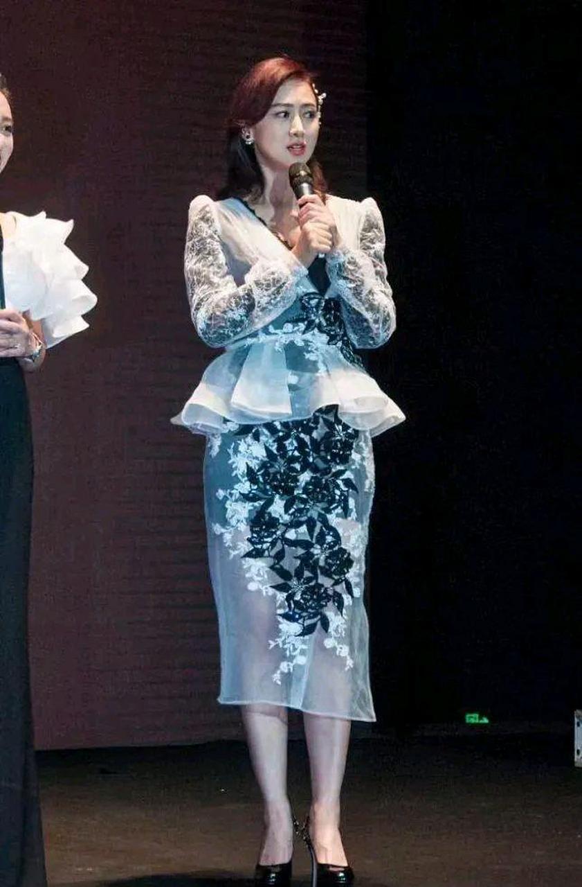 看了翁虹的身材才知道女人不是越瘦越好,特别是上了年纪的女人更不能