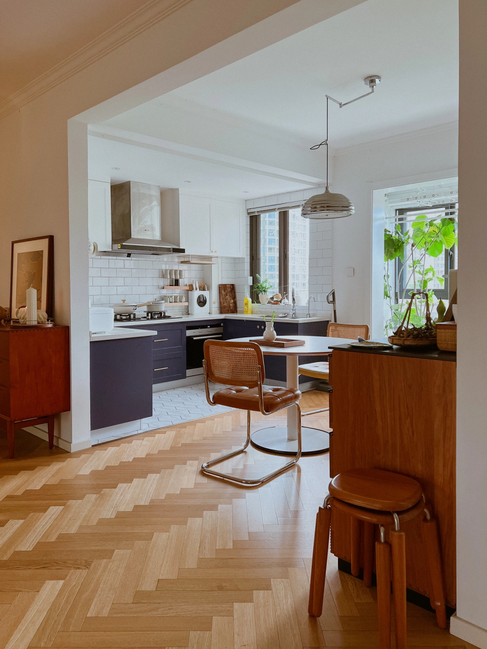 离婚后,我租了一个毛坯房,简单粉刷了下墙,装了一个洗手间,弄好那天