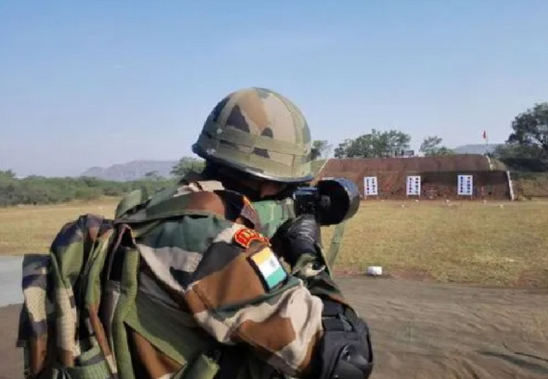 印度海军少将贾姆瓦尔在射击训练打靶时,竟然用自己的手枪当着众人的