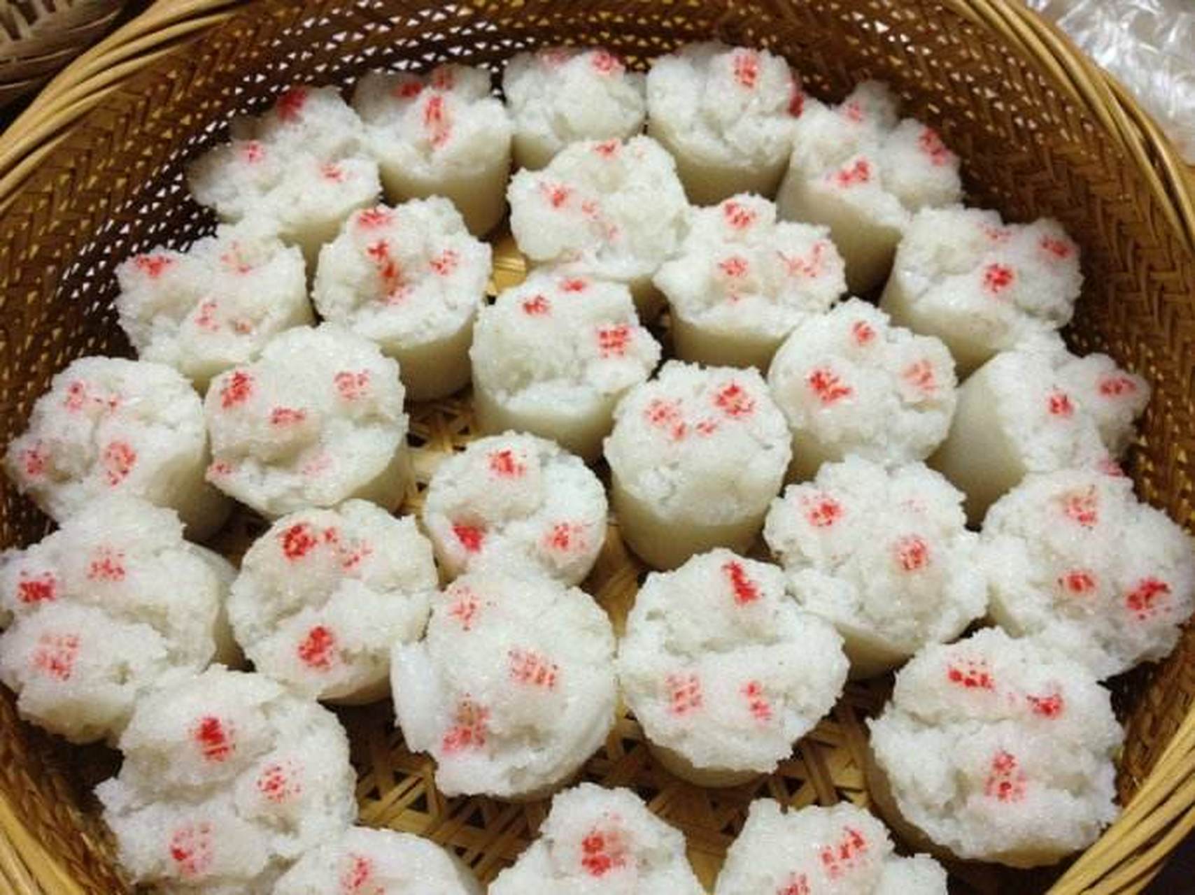 碗糕色泽雪白,质地松软,味甜不腻.