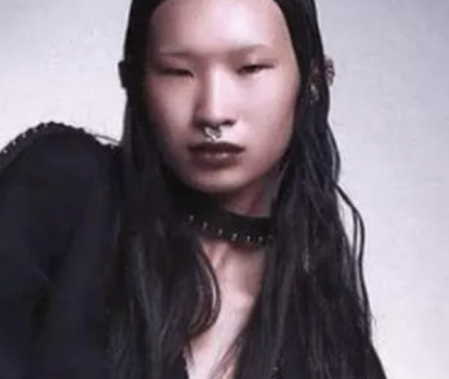 贾晨宇,一位被戏称"林永健女儿"的超模,在国内没啥名气,在国外却被