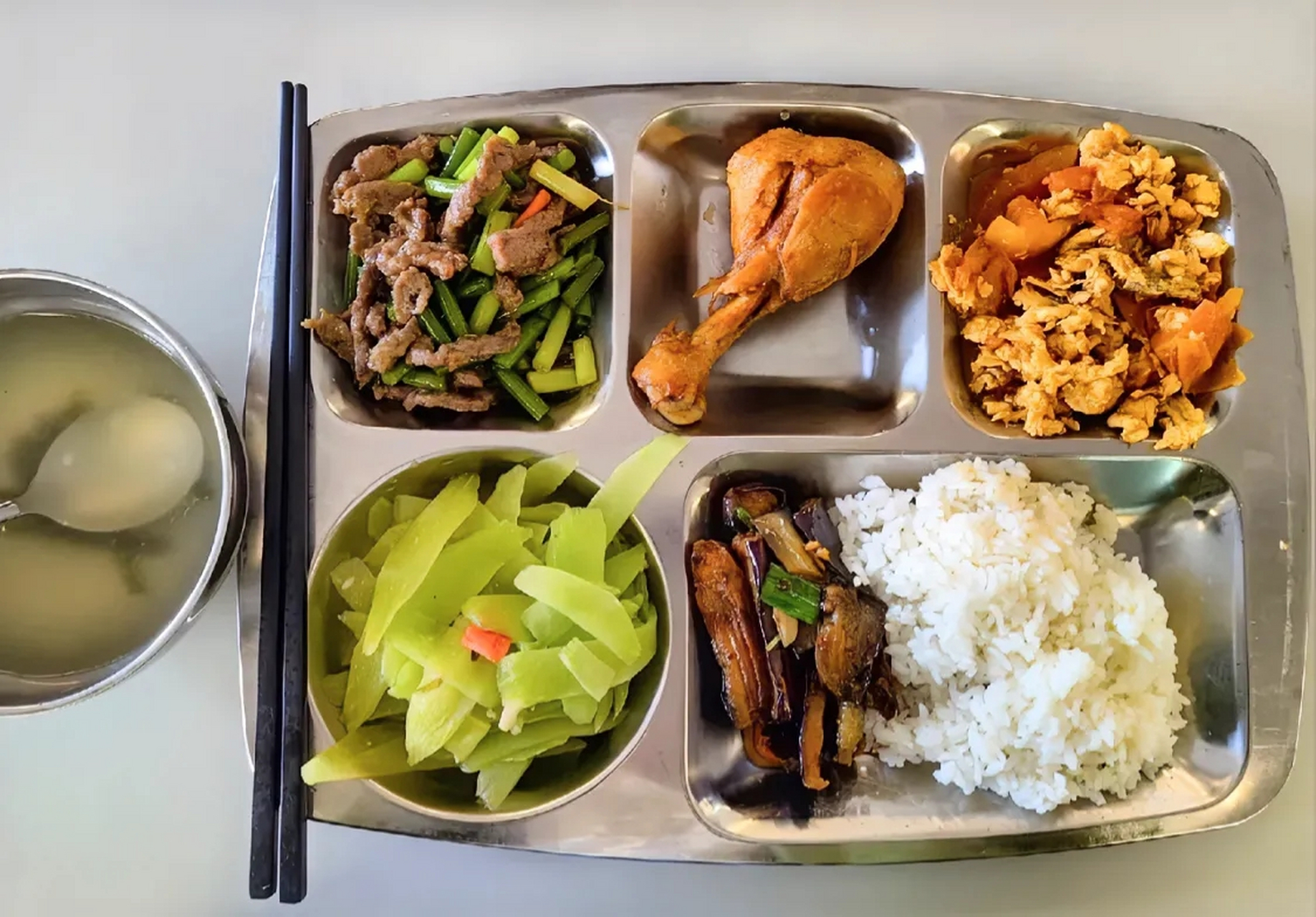 图一,某机关的1元中午工作餐 图二,某设计院2元中午工作餐 图三,某