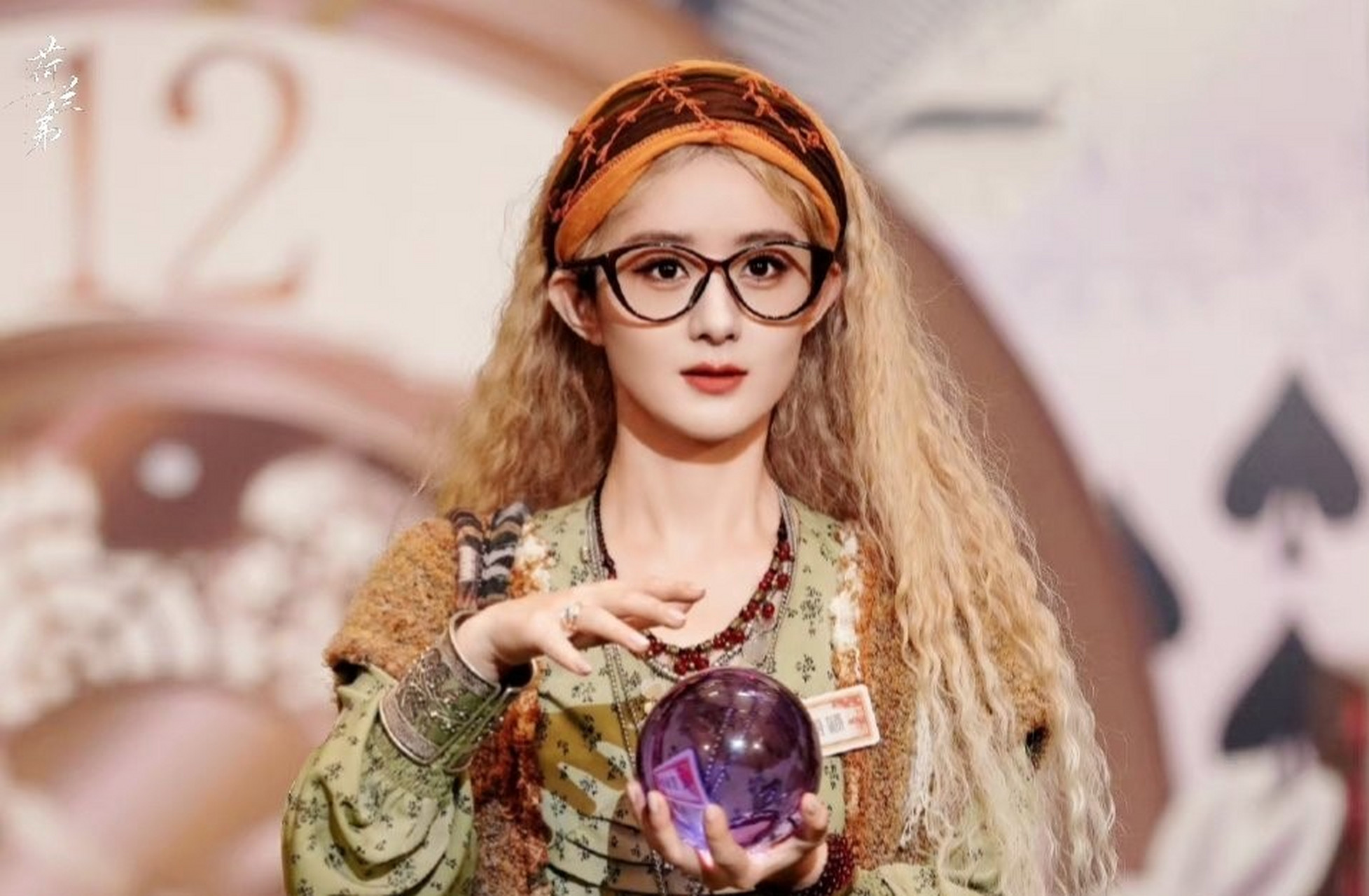 赵丽颖街边哄儿子被拍