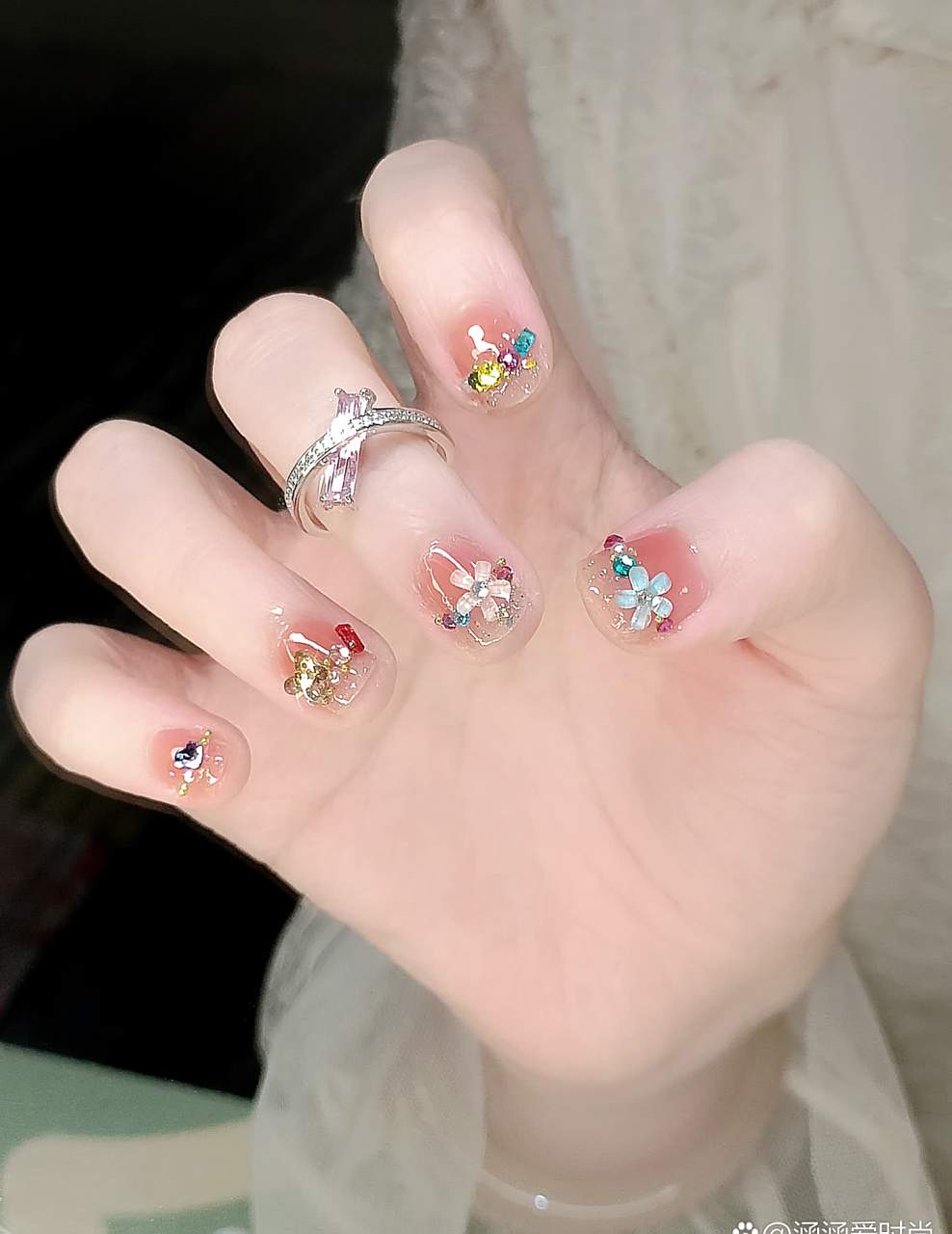 冰晶半透明钻石花朵美甲   这款法式腮红碎花美甲这么美?