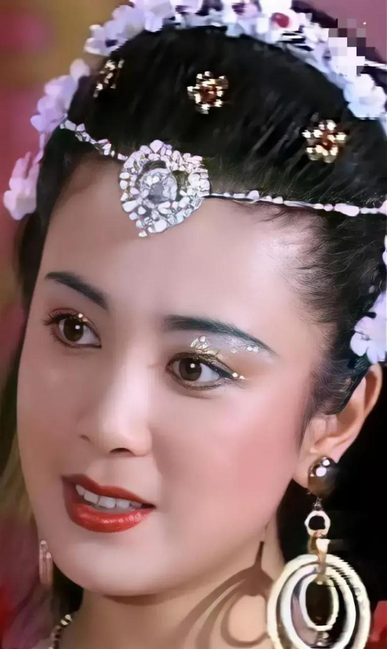 1989年,25岁的傅艺伟拍《封神榜》时,拒绝和56岁的"纣王"达奇拍吻戏