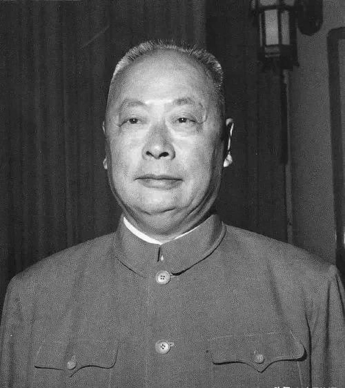 1955年6月23日,胡志明一行人访问中国,长征和范文同也在其中.