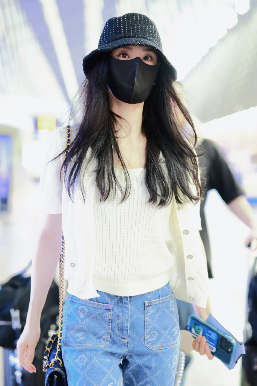 刘诗诗机场街拍,身穿白色开襟衫与蓝色牛仔裤,潇洒而优雅!