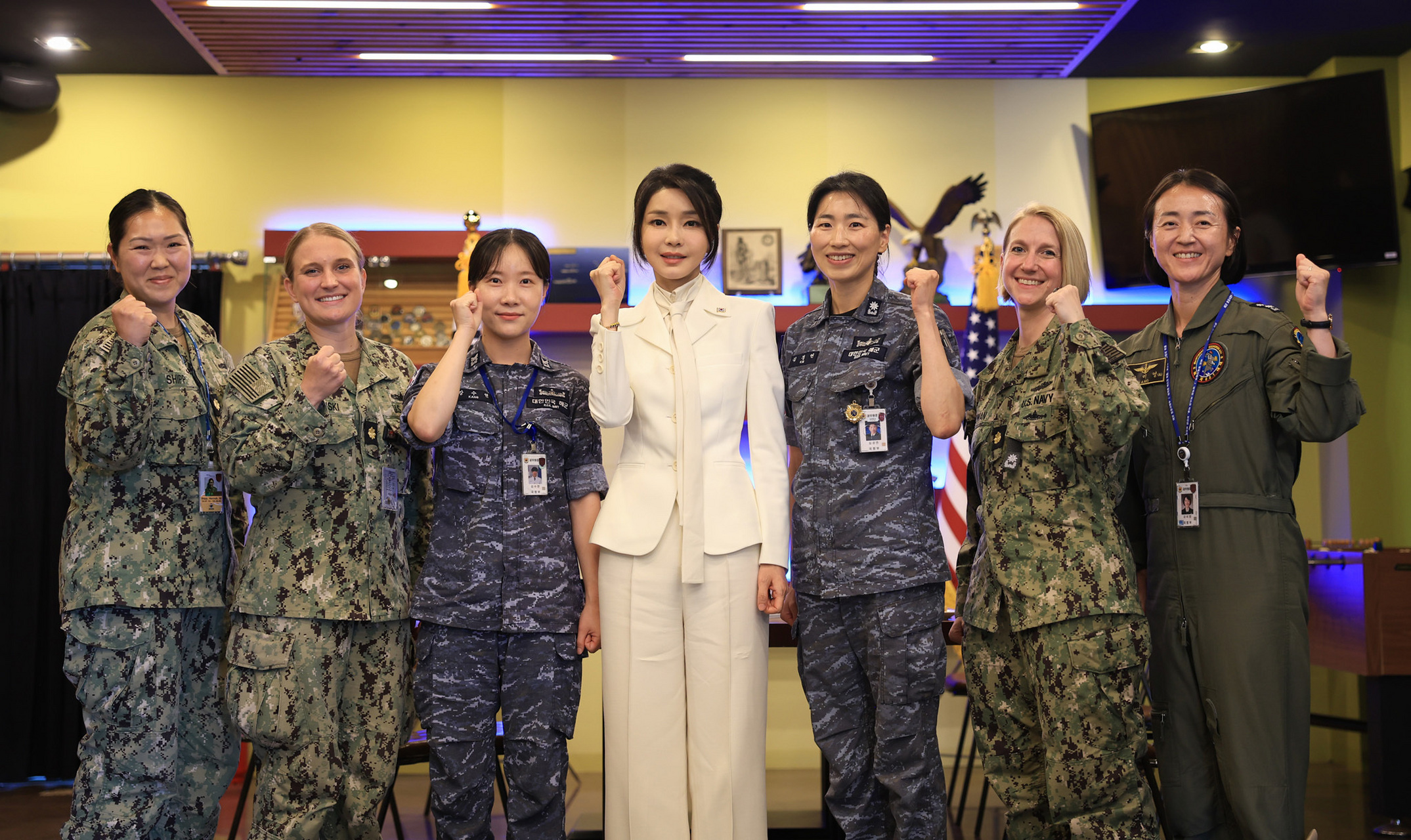 韩国总统夫人金建希和韩国军队的女兵,注意,不管在那儿,韩国总统夫人