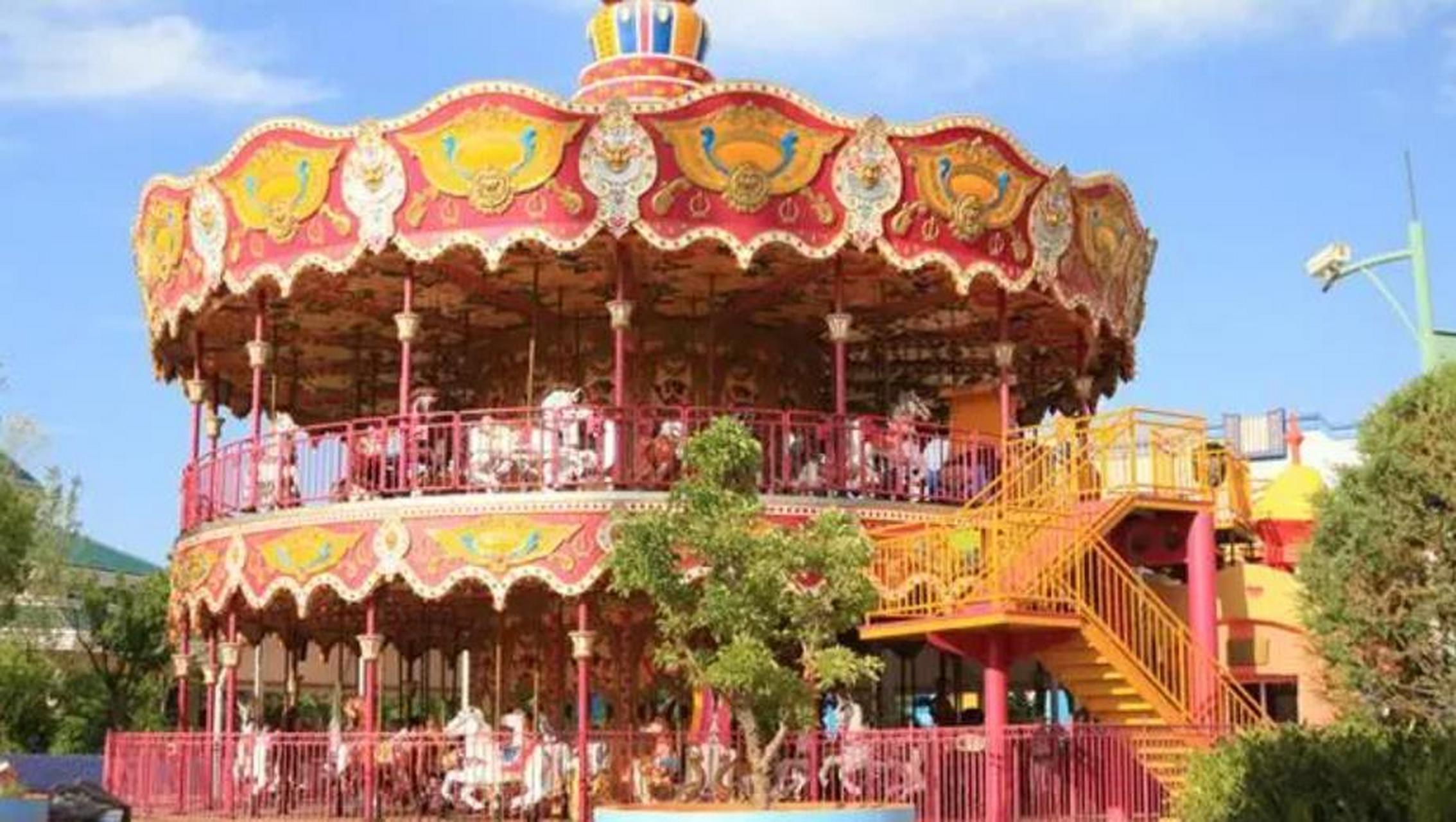 大同方特的旋转木马,更是采用了非常精美的豪华双层设计,精致的黄色主