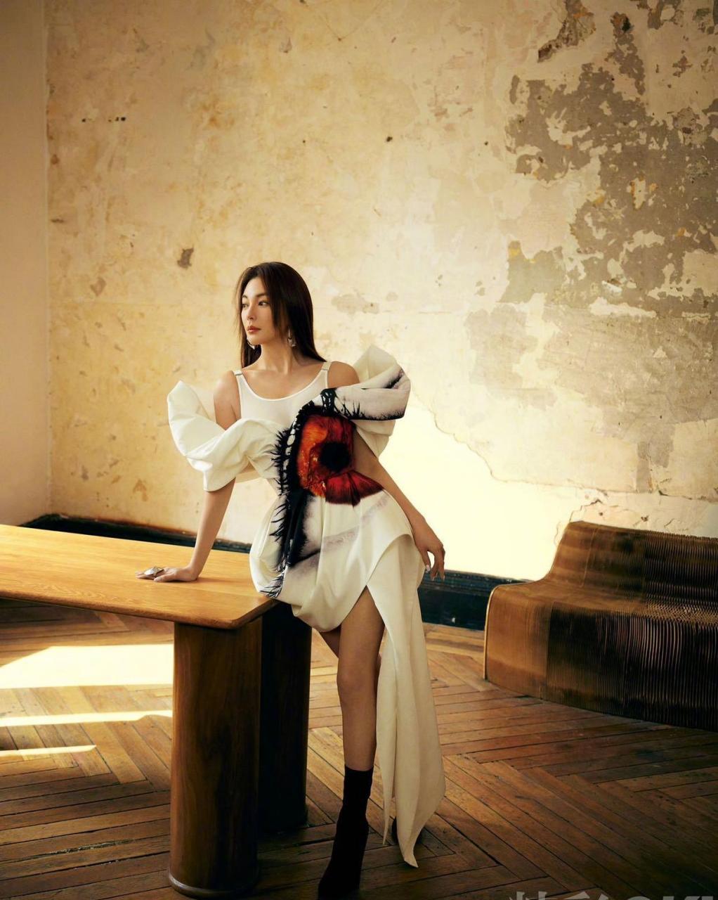 张雨绮最新杂志封面大片,高贵冷艳的御姐,眼神犀利疏离,简直就是冷艳