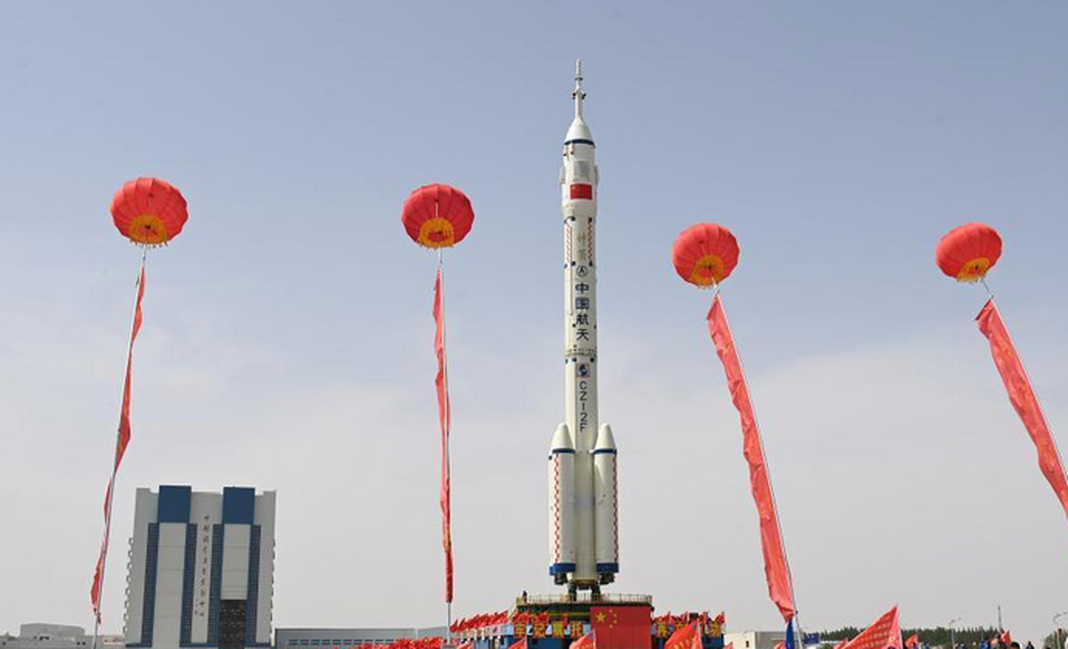 神舟十六号载人飞船与长征二号f遥十六运载火箭组合体已转运至发射区.