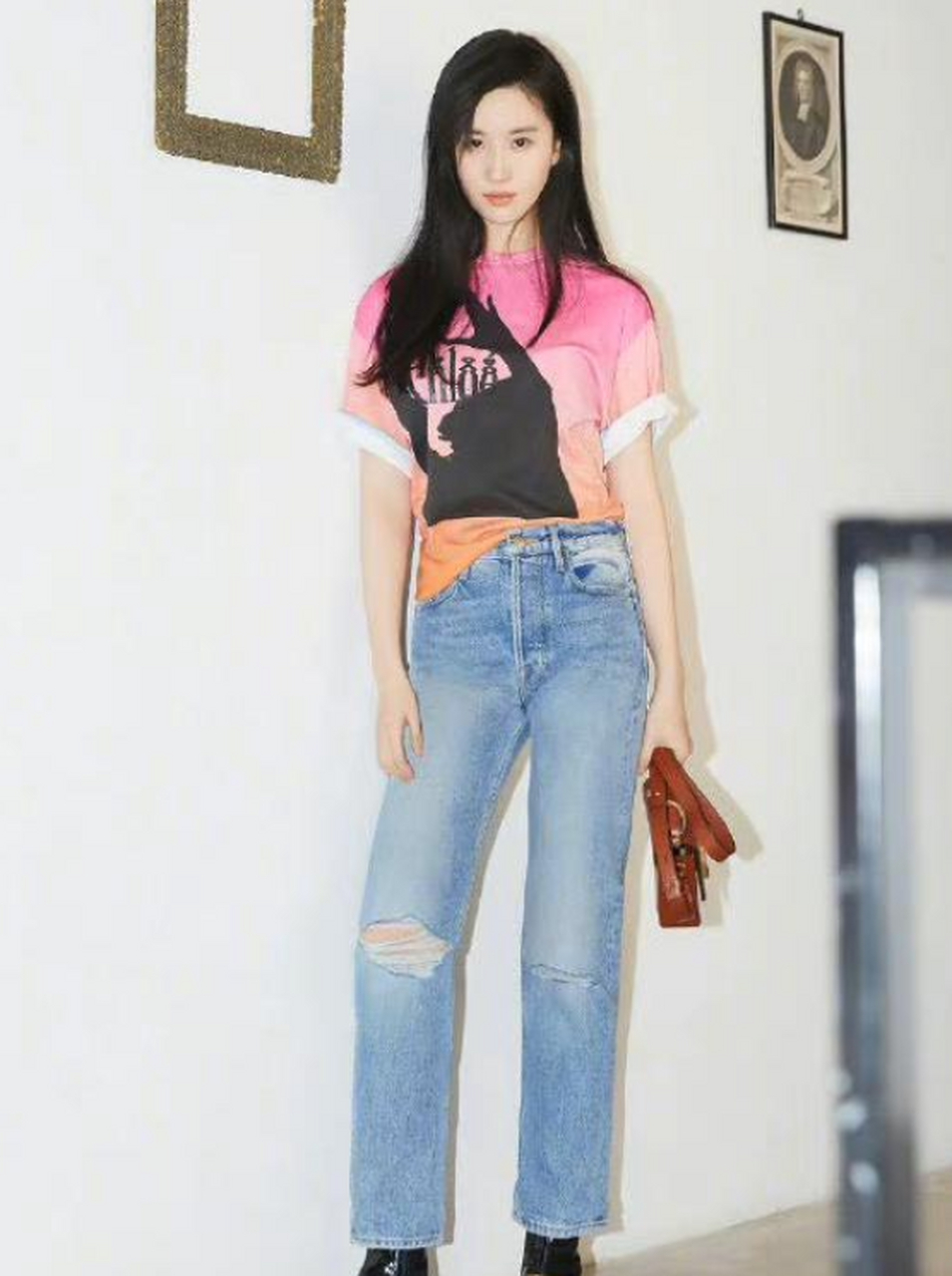 刘亦菲体恤配牛仔裤展示休闲春日风!#刘亦菲