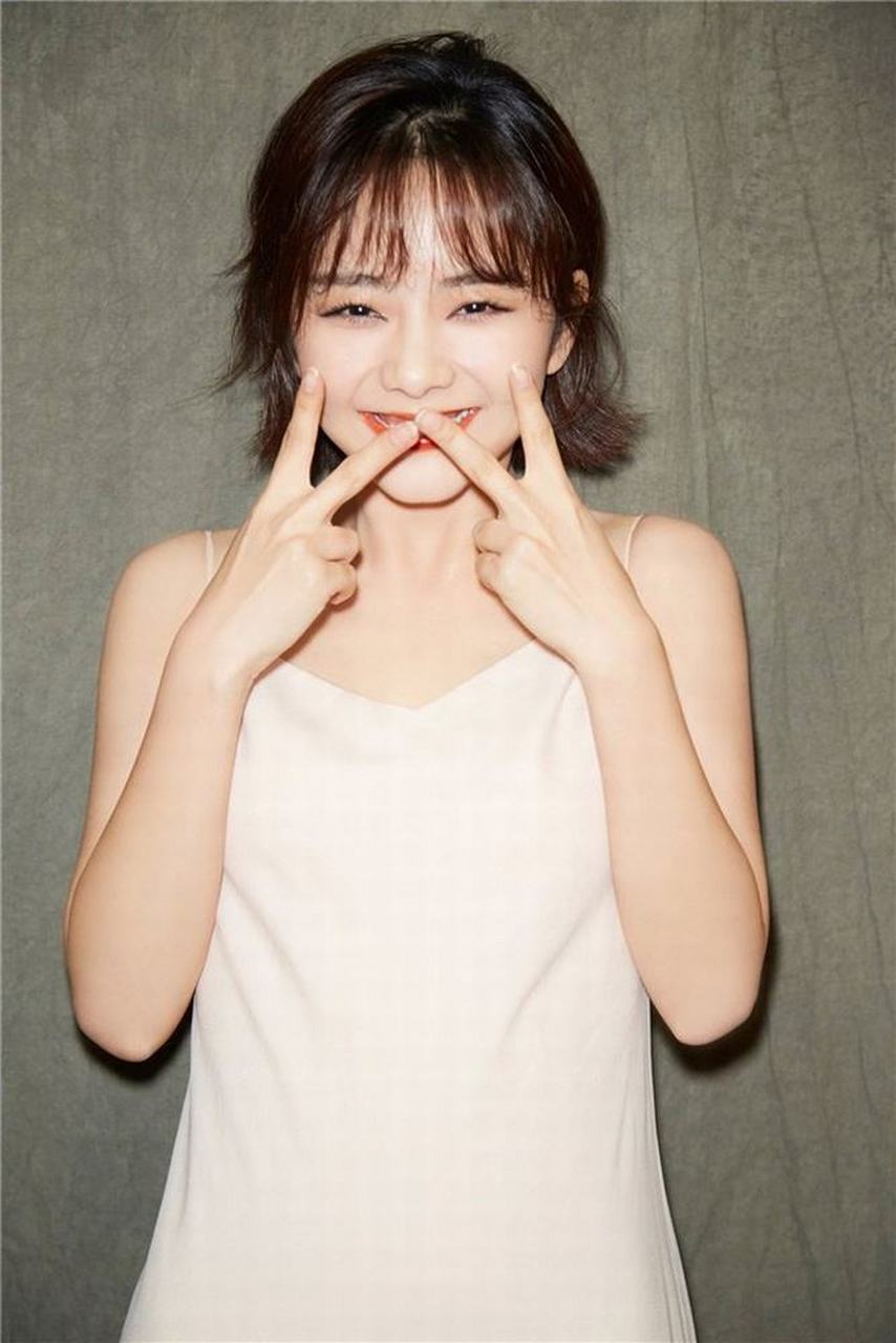 谭松韵一身简单的白色吊带裙,美丽可爱.