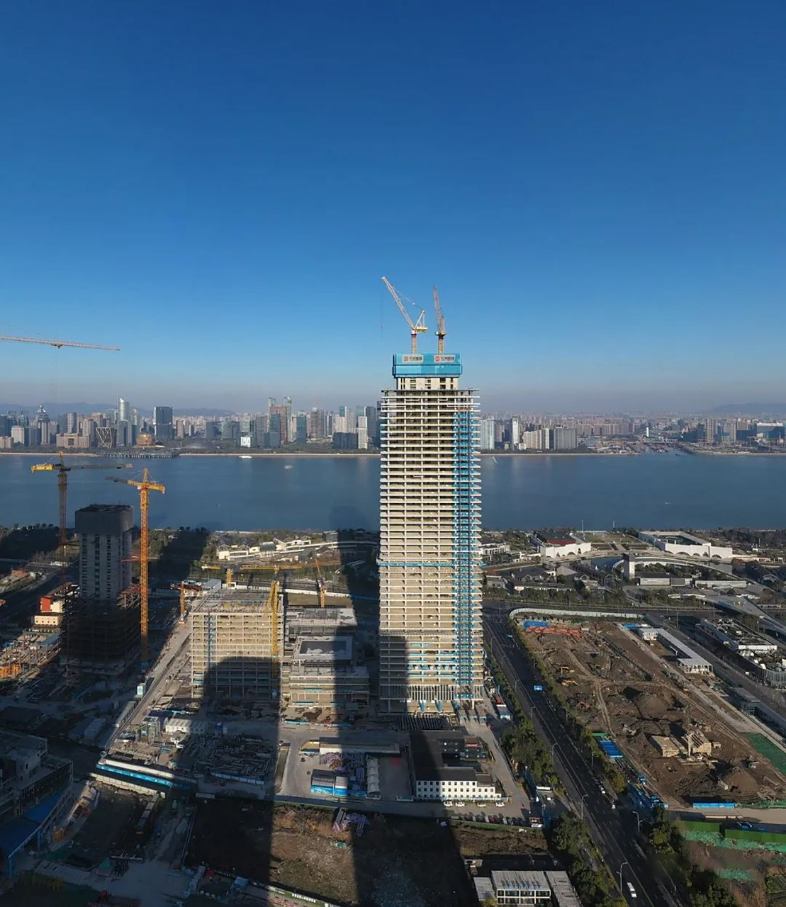 杭州地标性建筑——浙商银行总部大楼最新施工实景图,目前正向封顶