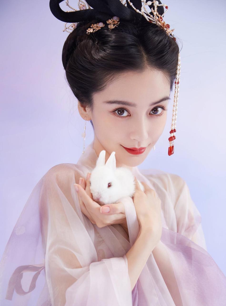 杨颖中秋嫦娥玉兔大片,紫色纱裙温婉动人仙气十足.