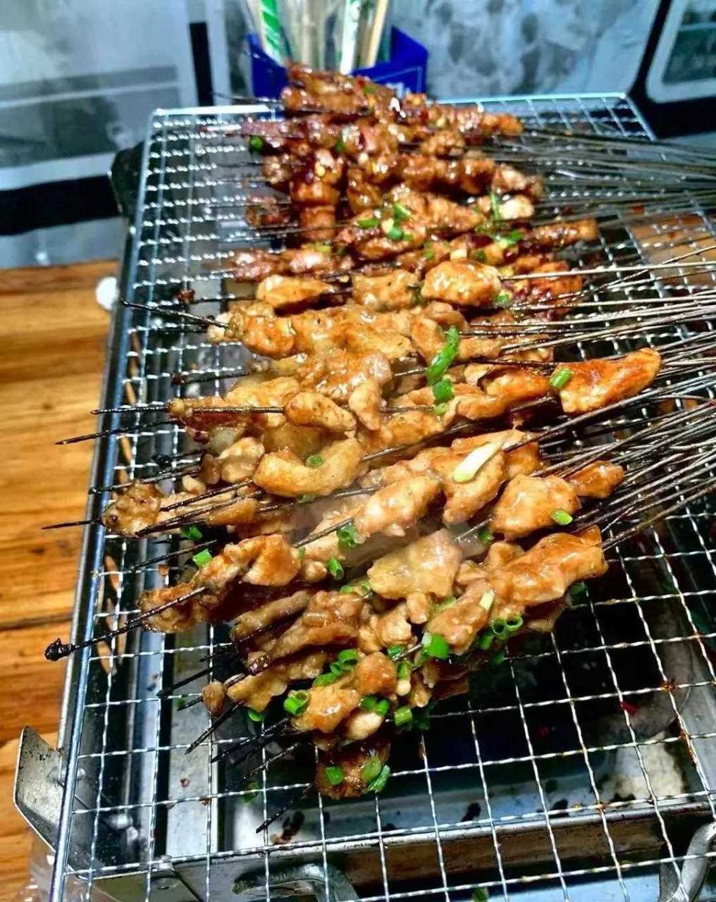 小胖烤肉在这里开了十多年,作为一家地道的老店,这里承载了很多食客