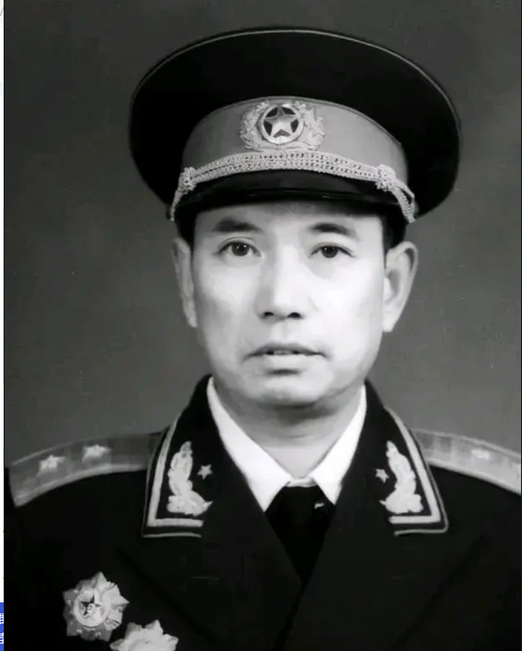 1982年,开国少将尤太忠视察部队时,发现了一个非常优秀的士兵,正要