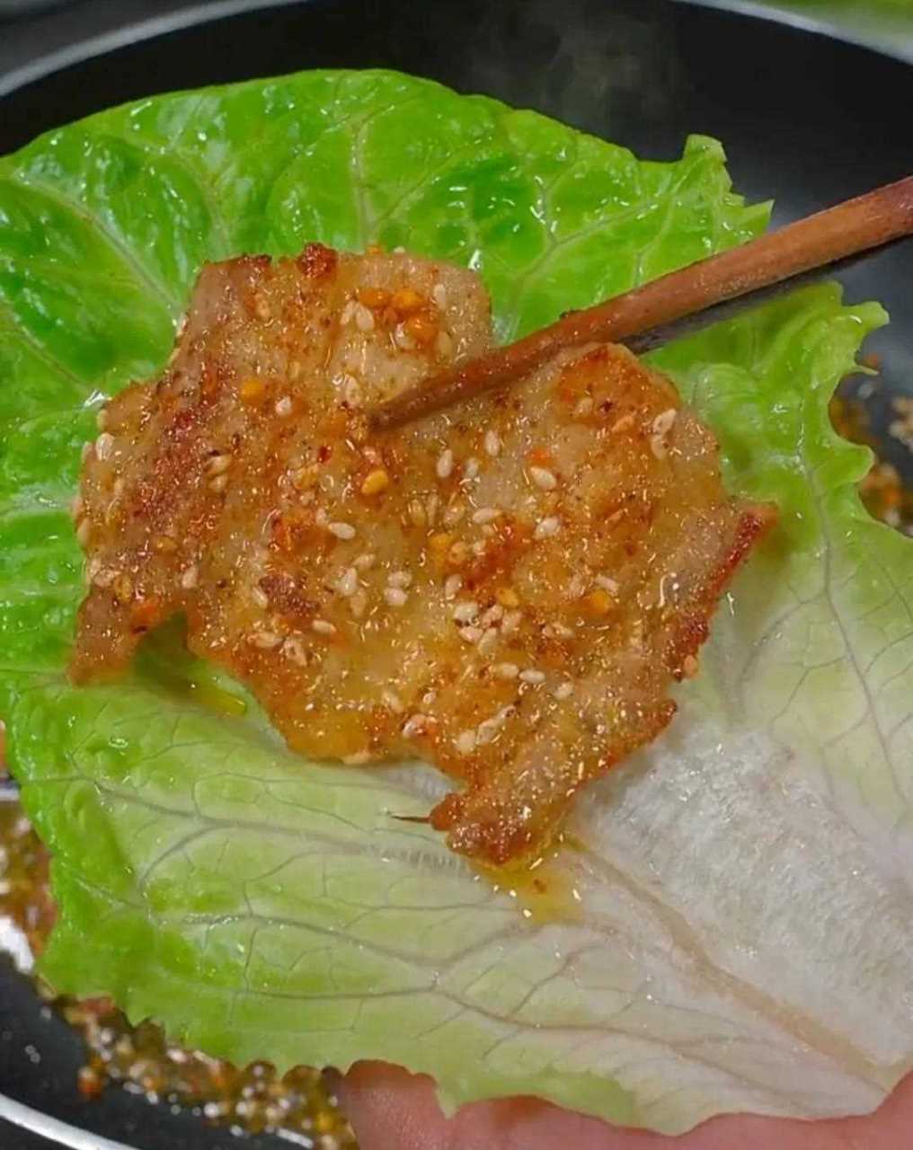 五花肉先冻硬,再切厚厚的薄片,加姜,饲料酒,一勺蚝油,一勺淀粉,好吃的