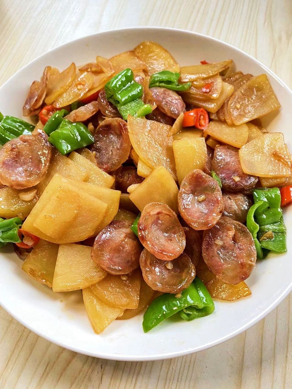 试试腊肠炒土豆片吧,不比火腿肠差 我用的是家里灌的腊肠,偏咸口,所以