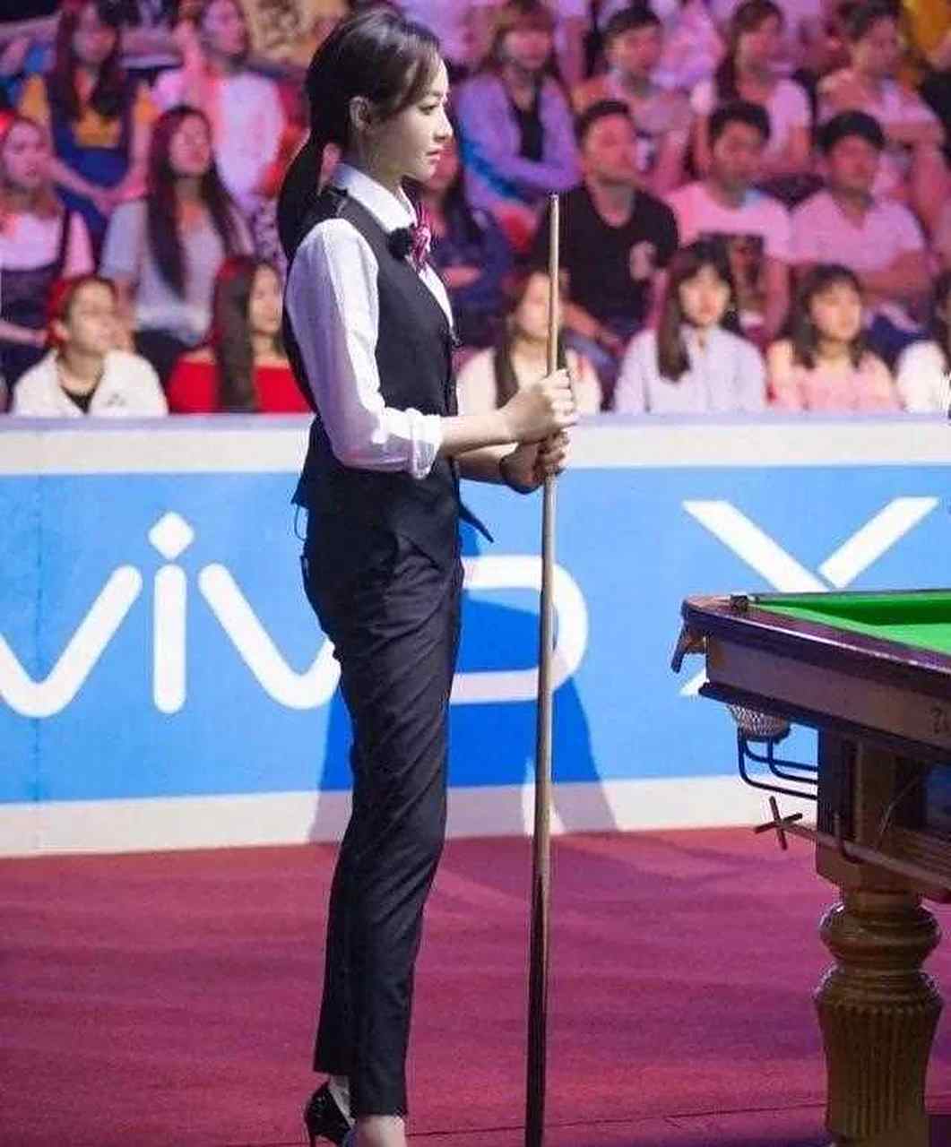 宋茜脚蹬超高跟打台球,她拇指外翻得很厉害,还穿这么高.