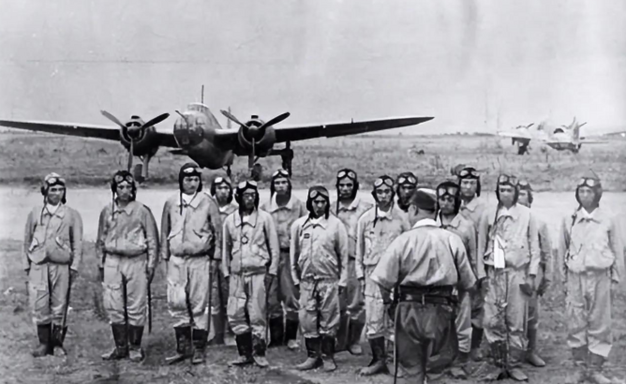 1945年,二战后期,日本组建了"神风敢死队",这支队伍以飞行员居多,几乎