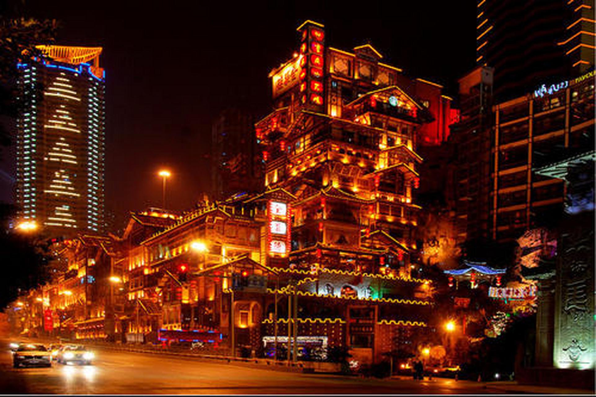 洪崖洞,这里是宫崎骏电影《千与千寻》的取景地,洪崖洞的夜景是那么的