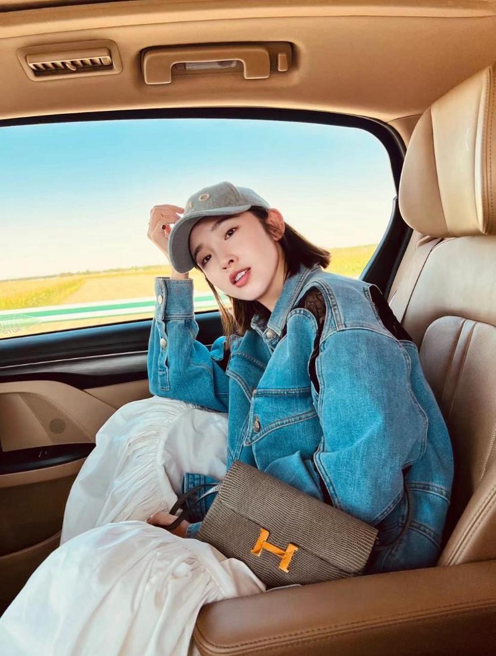 富家千金的快乐 从照片可以看出唐艺昕是非常享受生活的人,照片充满了