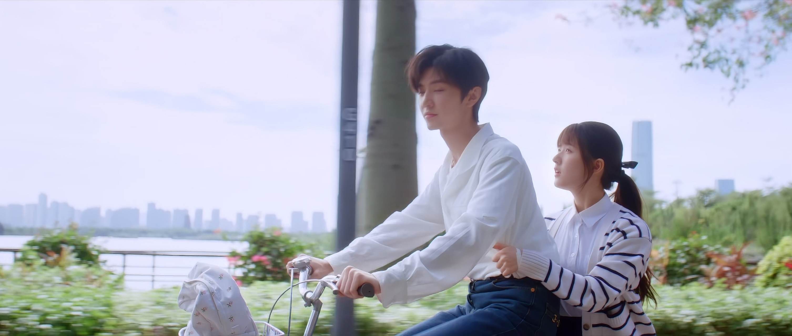 角色跨越的每个阶段,俩人的演绎细腻,情感氛围到位