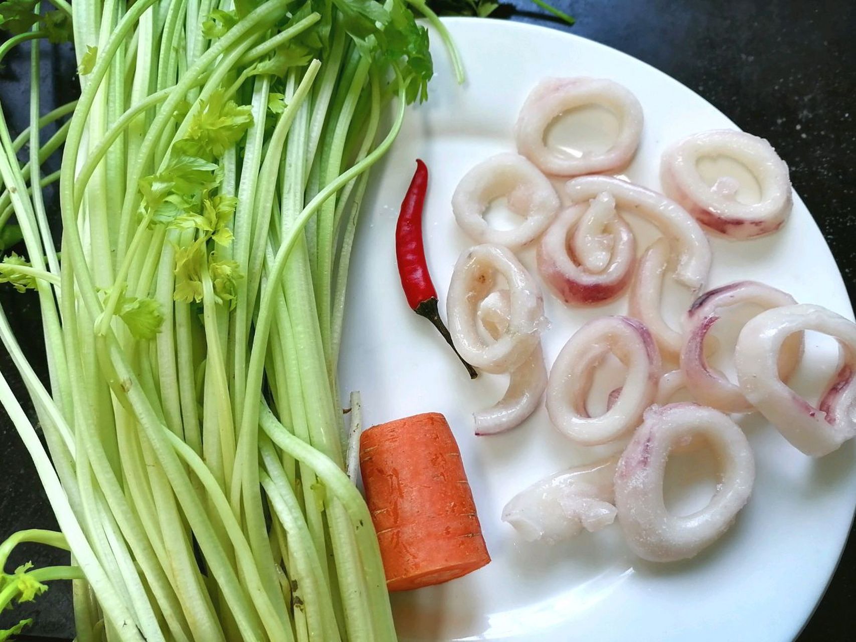 芹菜炒鱿鱼圈图片