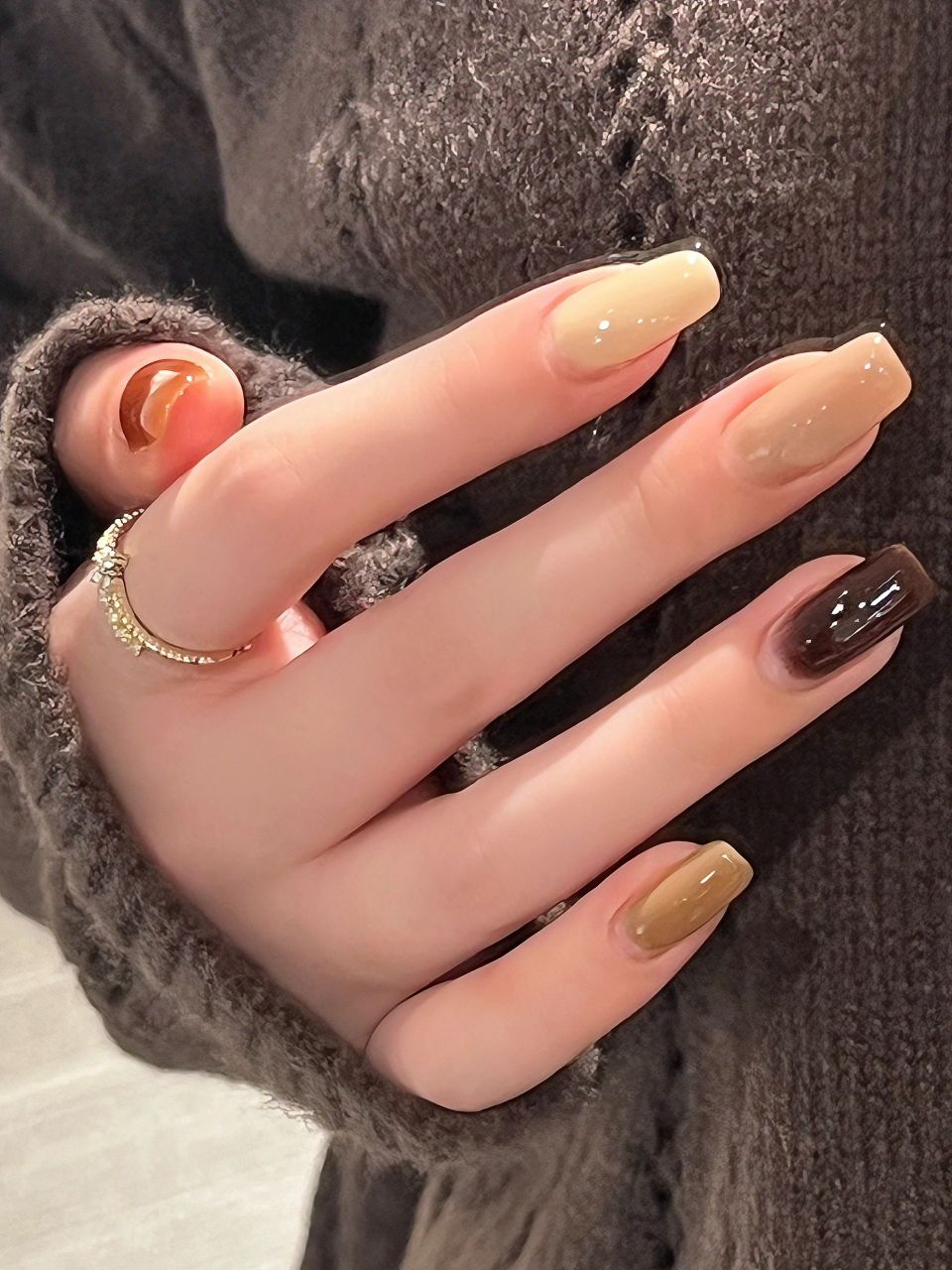 酱香奶咖 秋冬显白跳色美甲 款式简单又显白!