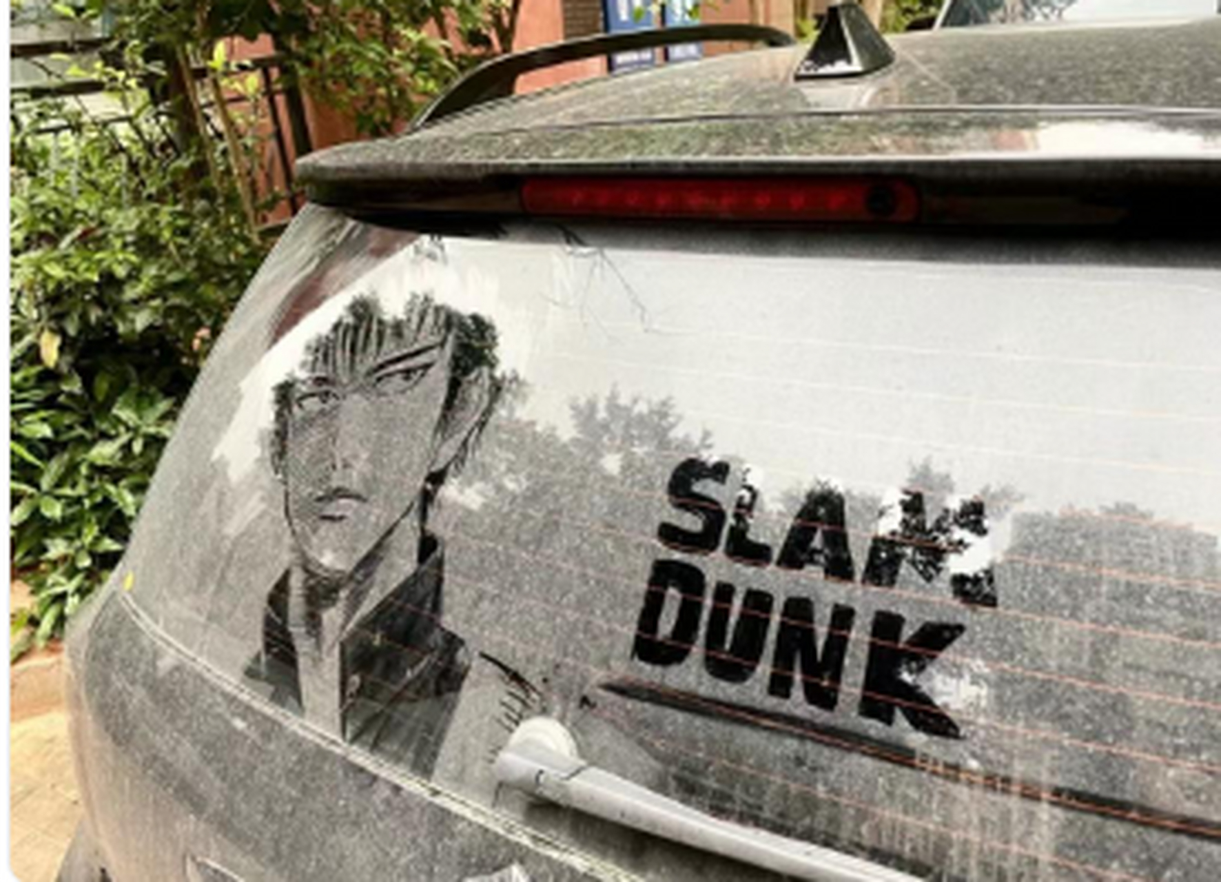 网友用棉签在好久没洗的车上作画,太有才了