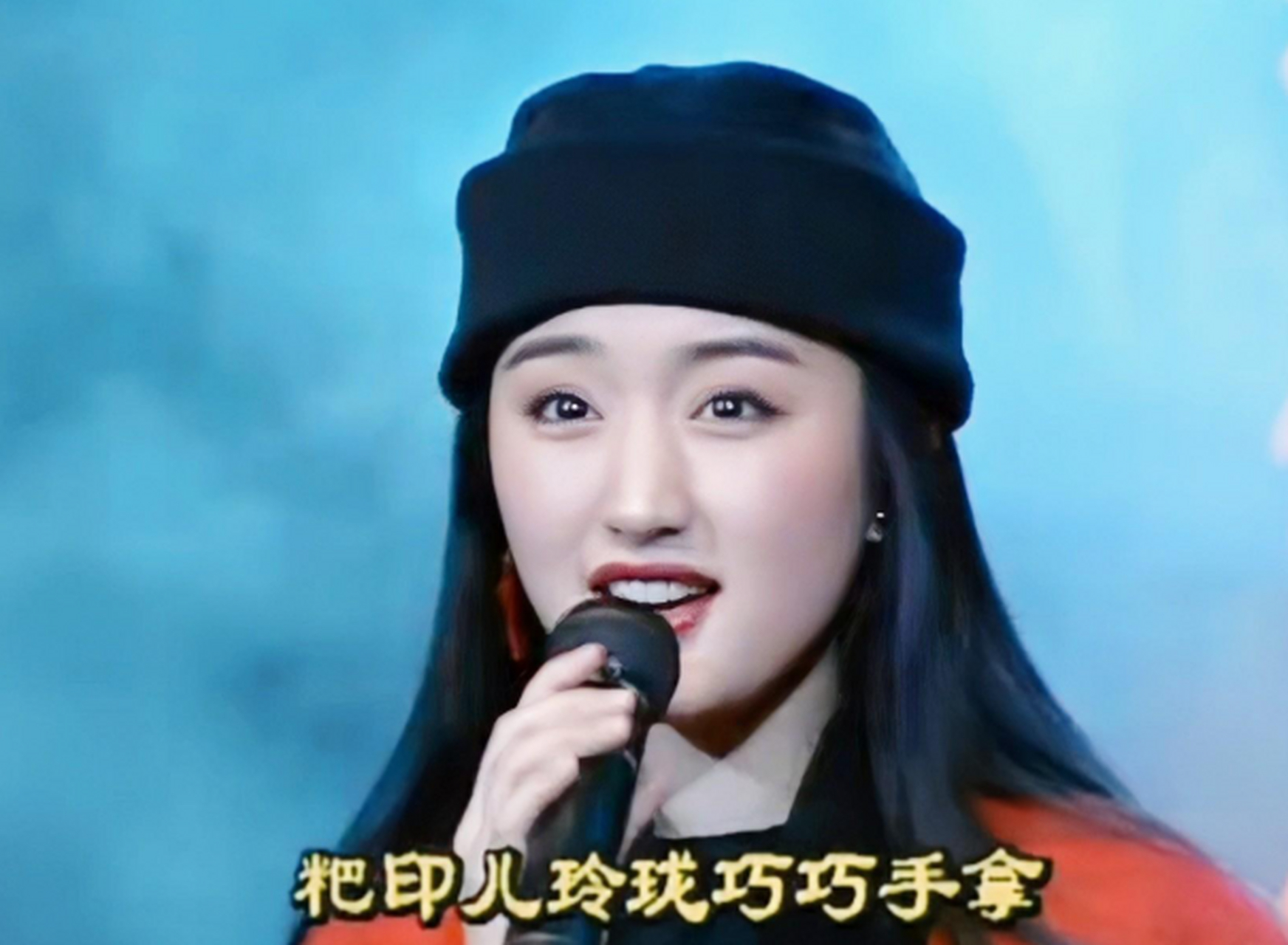 出生在江西南昌那片山清水秀的土地上,杨钰莹生得是肌骨莹润,举止娴雅