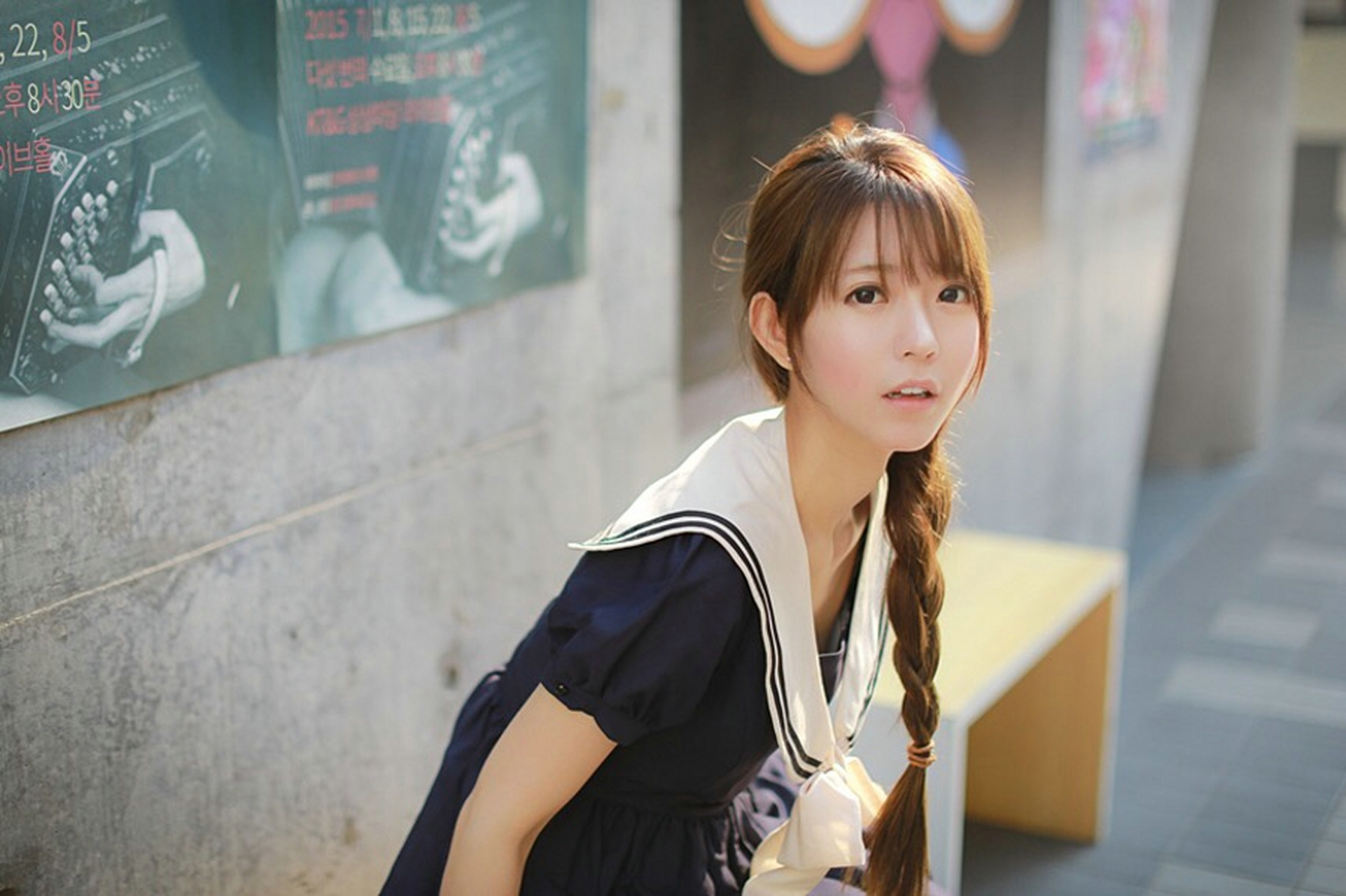 1995年出生的朴善慧因其清新甜美的外表和性感火辣的