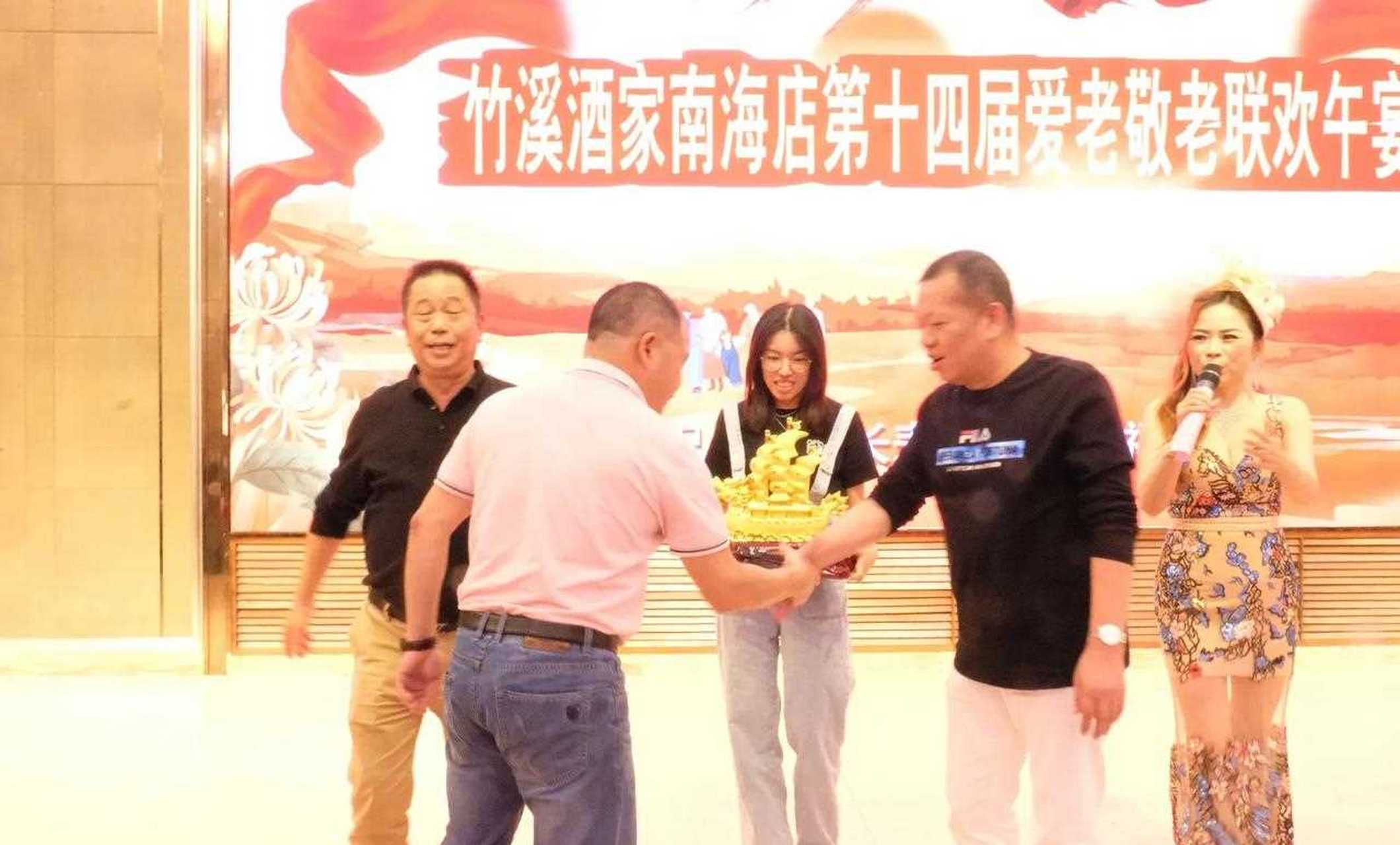 广州竹溪酒家今天上午在佛山南海店举行第十四届爱老敬老联欢午宴,共