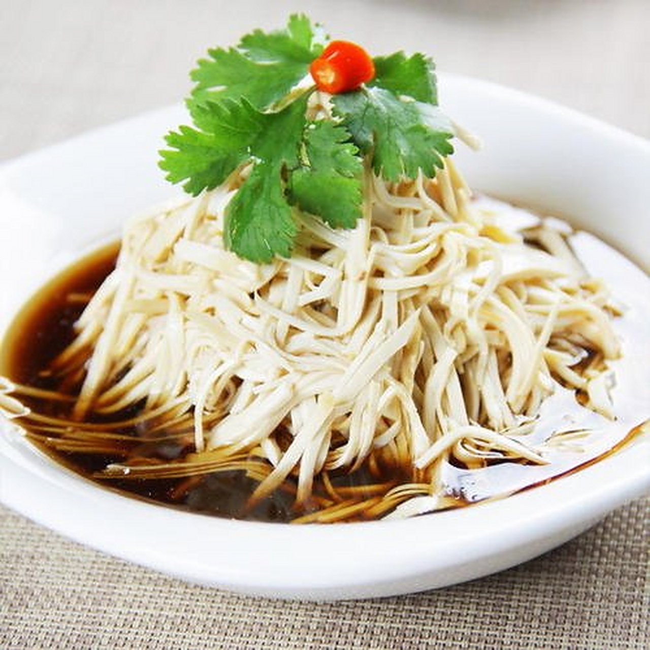 大煮干丝,又称鸡汁煮干丝,汉族传统名菜,属淮扬菜系(淮安,扬州,镇江).