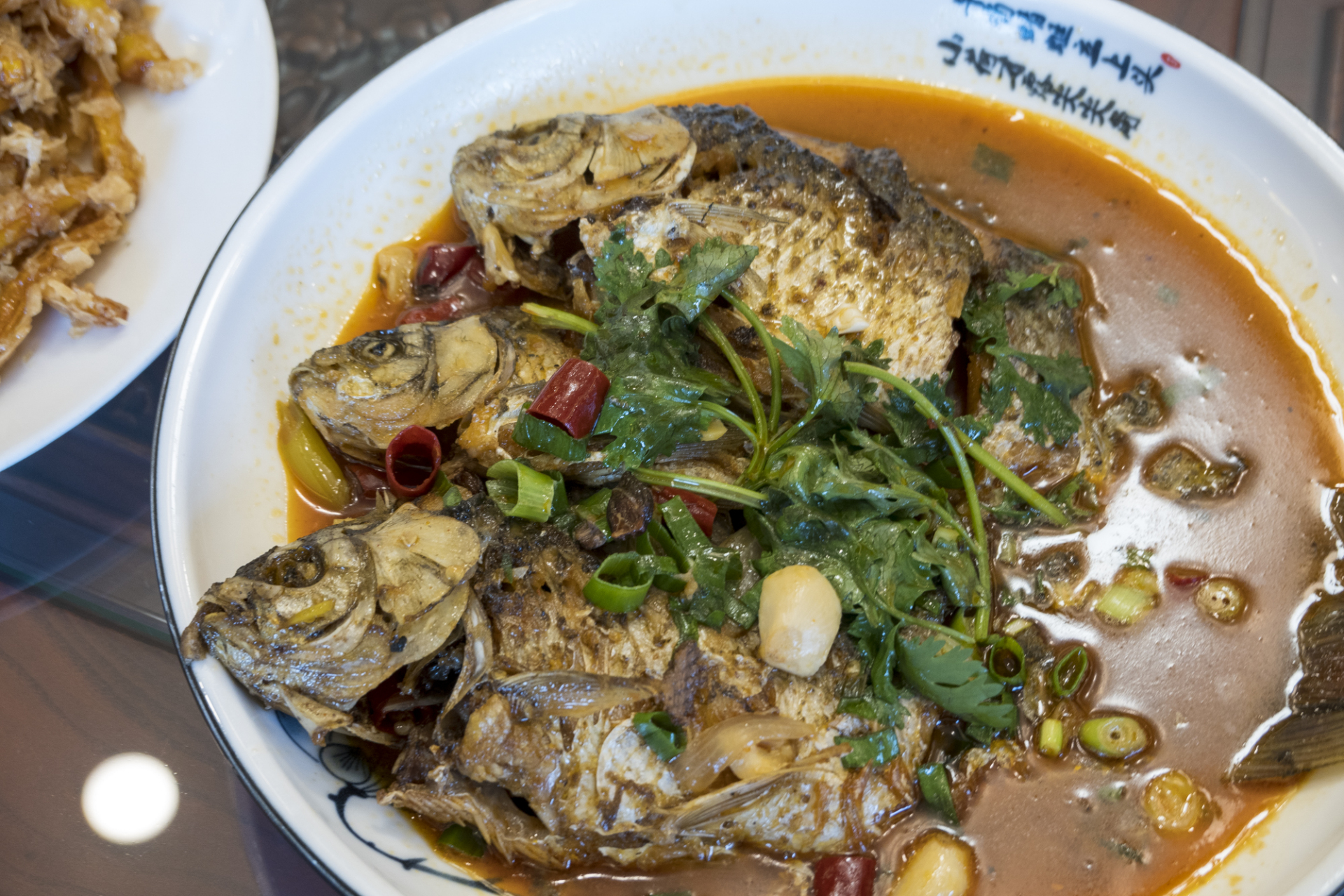 牡丹江宁安镜泊湖的全鱼宴,看着就有食欲.