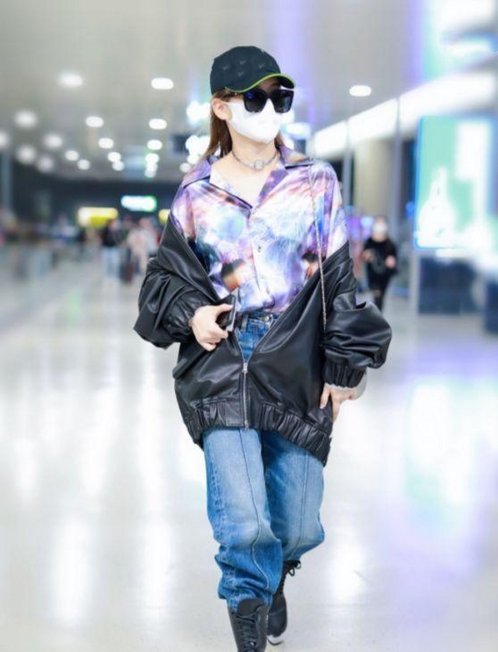 再来看戚薇身上这款来自ground zero的黑白休闲运动裤,这款运动裤在