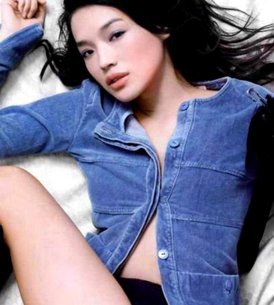 舒淇早期的艺术照散发着浓郁的欲望气息,令人沉醉其中.